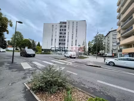 location commerce pau 83 m²