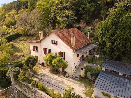 maison à proximité immédiate de lalinde  découvrez cette maison sur sous-sol...