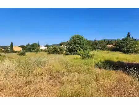 lauris  beau terrain plat  au calme  proches de toutes commodités.