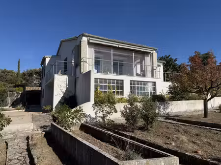 maison avec vue dégagée et nombreuses dépendances