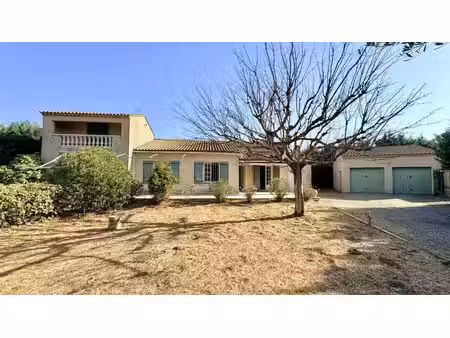 villa avec dépendances au milieu des vignes à gigondas