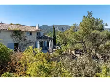 sublime propriété avec vues spectaculaires sur le luberon.