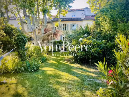villeneuve-lès-avignon — une propriété rare  un jardin secret au cœur du village
