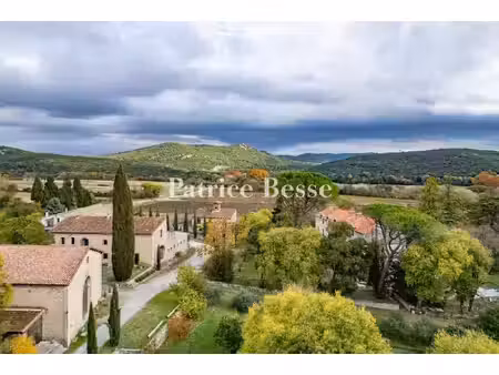 entre montpellier et nîmes  un ancien domaine agricole de 7 ha  avec mas du 17e s  maison.