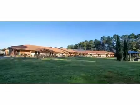 un hôtel et un restaurant extraordinaires situés sur les rives d'un lac et d'une plage...