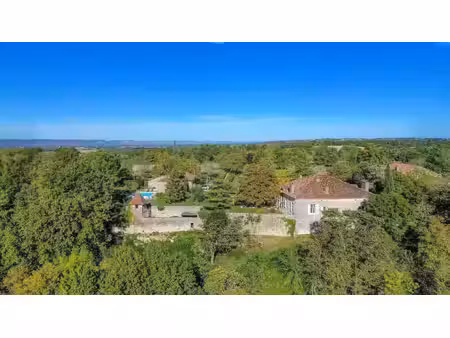 un magnifique domaine en pierre avec des dépendances supplémentaires  situé sur plus de 14