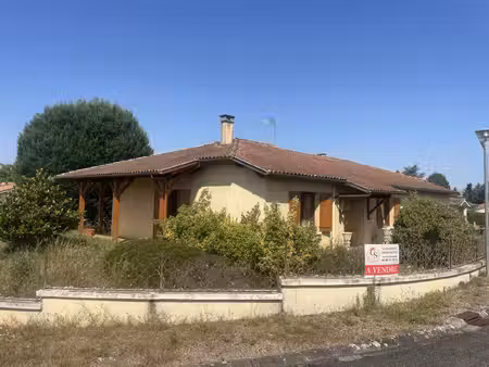 maison de plain-pied avec garage et jardin.