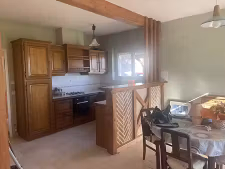maison de plain-pied avec un grand garage sur un terrain de 8000m2.