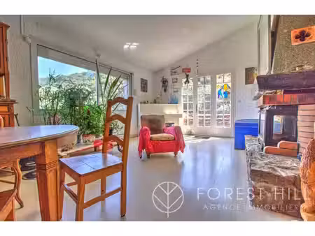 une maison nichée au pied de la colline