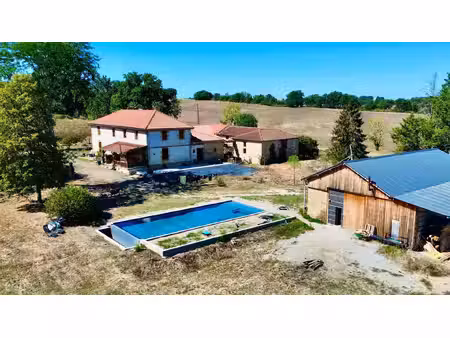 spacieuse ferme d'habitation offrant de nombreuses possibilités d'extension  située dans..