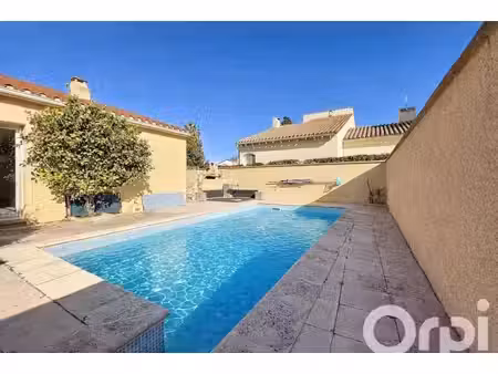ensemble immobilier unique – deux logements dans une maison avec jardin arboré et piscine.