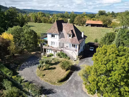 maison bretenoux 192m² avec appartement  8 pièces  4 chambres  piscine.