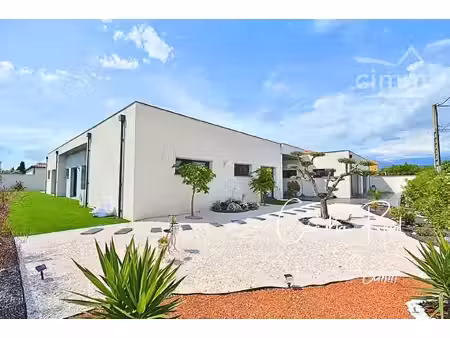 llupia (66) villa d?exception contemporaine avec piscine interieur