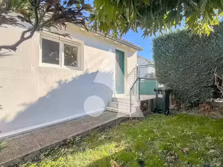 location maison 1 pièces 27m2 saintes 17100 - 550 € - surface privée