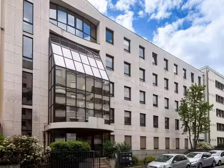 location local professionnel 678m²
