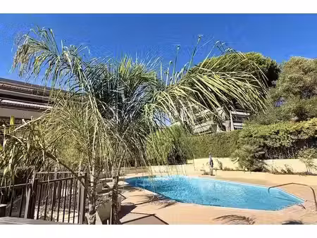 juan-les-pins – 3 pièces rénové de 60 m² avec terrasse d'angle  parking et cave