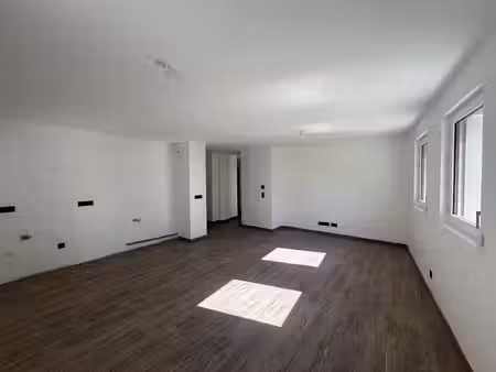 appartement 3 pièces avec terrasse et stationnement privatif.