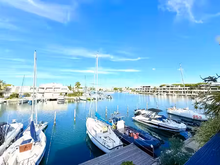 marina p2 traversante jolie vue dégagée sur le port