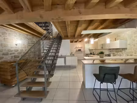proximité angoulême : idéal pied à terre ou projet airbnb  maison esprit loft entièrement.