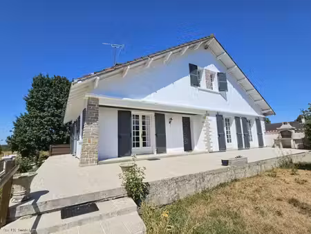 beau pavillon entre ruffec et sauzé-vaussais