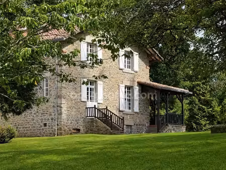 très belle maison de caractère dans parc de 26900 m2