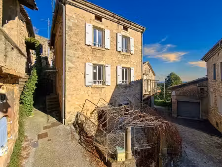 maison de village en pierre avec terrasse