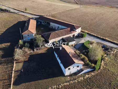corps de ferme et villa traditionnelle - pomeys