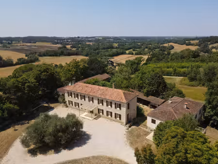 propriété de caractère sur près de 4 hectares avec deux habitations et vastes dépendances