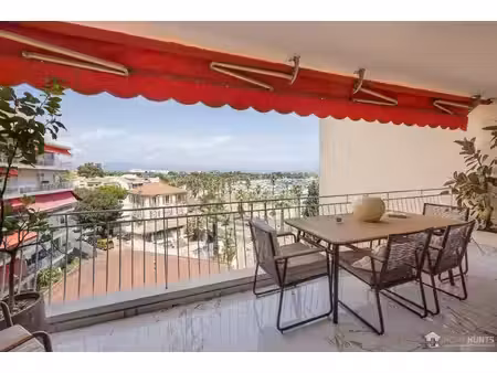 appartement rénové à proximité du port d'antibes – vue exceptionnelle