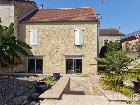 a vendre maison de ville en pierre rénovée avec cour intérieure et piscine au centre-ville