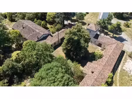 proche lectoure  super bâtisse ancienne xiiième à restaurer sur une parcelle de plus d'un.