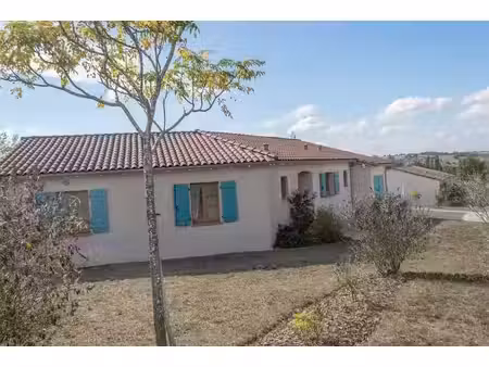 belle villa plain pied climatisée mauvezin centre avec piscine et garage sur 1900 m2