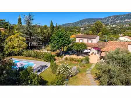 propriété familiale avec jardin paysager et espaces de loisirs