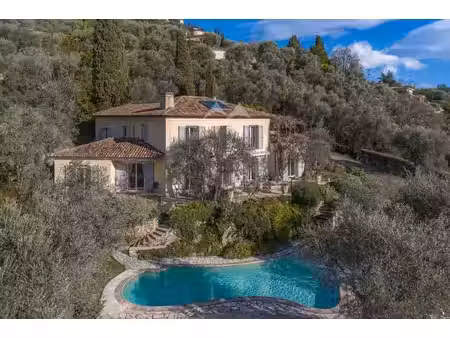 elegante villa position dominante avec vue mer et oliveraie