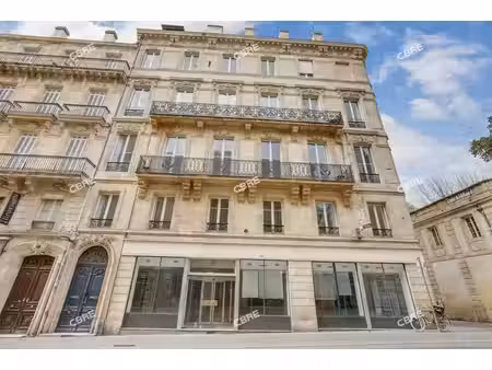 location local professionnel 826m²