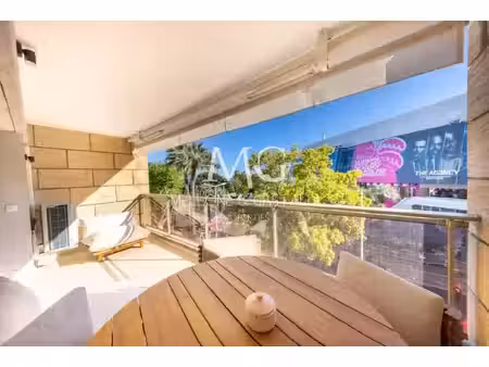 exclusivité - 3 pièces avec terrasse  entièrement rénové  sur la croisette face au palais.