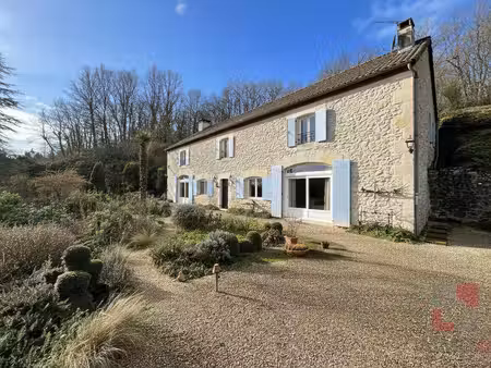 maison familiale en pierre avec vue dégagée