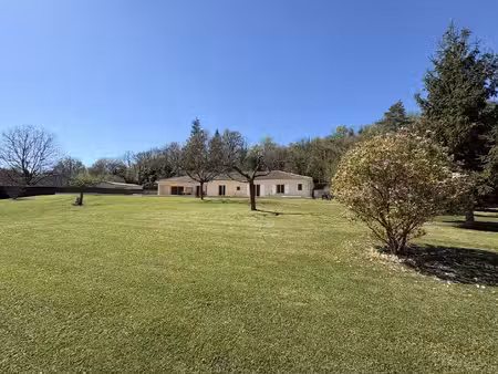 villa de standing avec parc  piscine et étang près de figeac