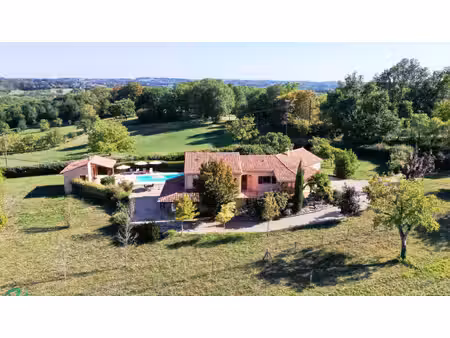 dans un ecrin de verdure grande maison tout confort sur 2 niveaux de plain-pied avec...