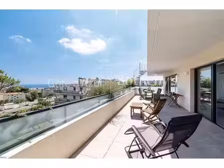 co-exclusivité appartement contemporain en toit-terrasse avec vu