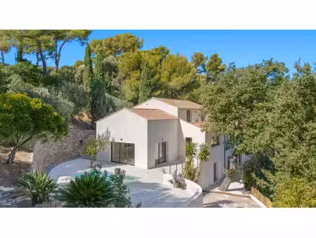 hyeres - propriete d'exception encadree de verdure
