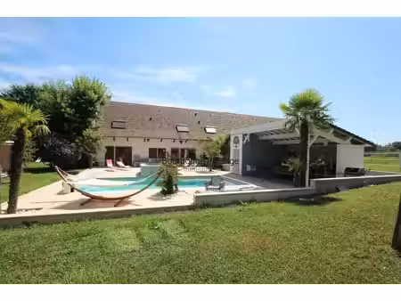 une belle propriete renovee avec dependances equestres et piscine a deux bassins