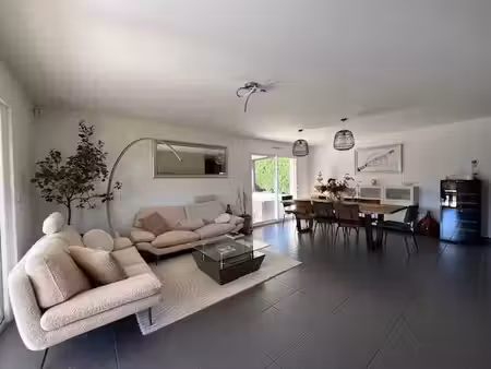 la chapelle-de-guinchay : maison avec terrasse