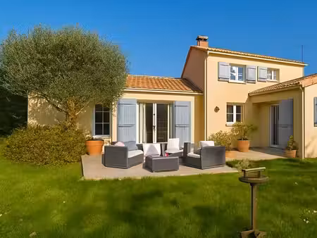 maison familiale lumineuse avec suite parentale et grand terrain 1102 m2