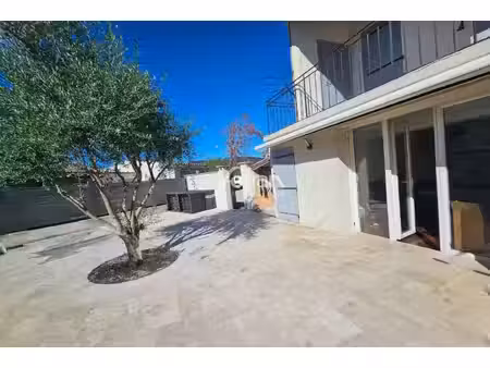 a vendre appartement rénové avec terrasse de 60 m² au coeur des