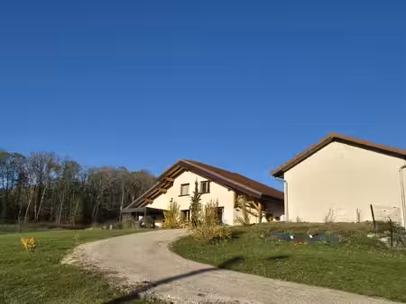 une adresse confidentielle au cœur d'un hameau préservé  face aux monts du jura
