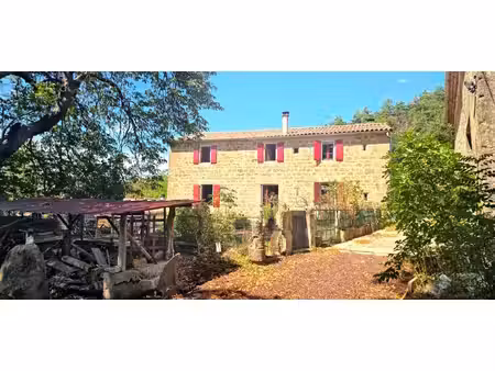 silhac propriété en pierre de caractère  avec dépendances
