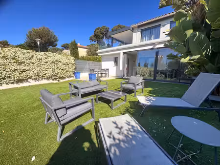 sanary sur mer  appartement t3 récent avec un magnifique jardin de 153 m2