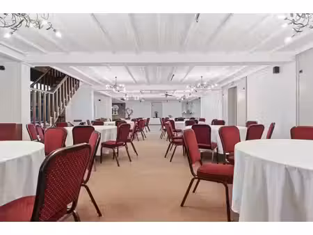 commerciële feestzaal met woongedeelte  terras en vele mo...