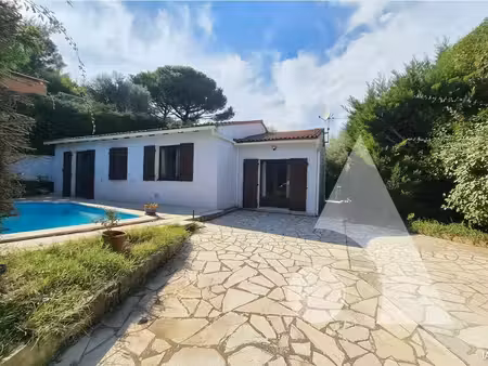 le beausset : votre maison de plain-pied avec piscine  au calme et près de tout - 385 000.